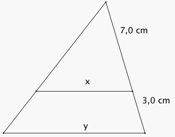 En trekant som er delt i to av et horisontalt linjestykket som er x langt. Grunnlinjen i trekanten er parallelt med linjestykket x og heter y. Den andre siden i den minste trekanten er 7,0 cm og siden i den store trekanten er 10 cm.